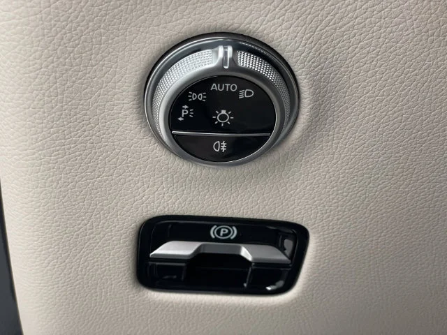 New 2027 Beige Mercedes-Benz GLC 300 image 39