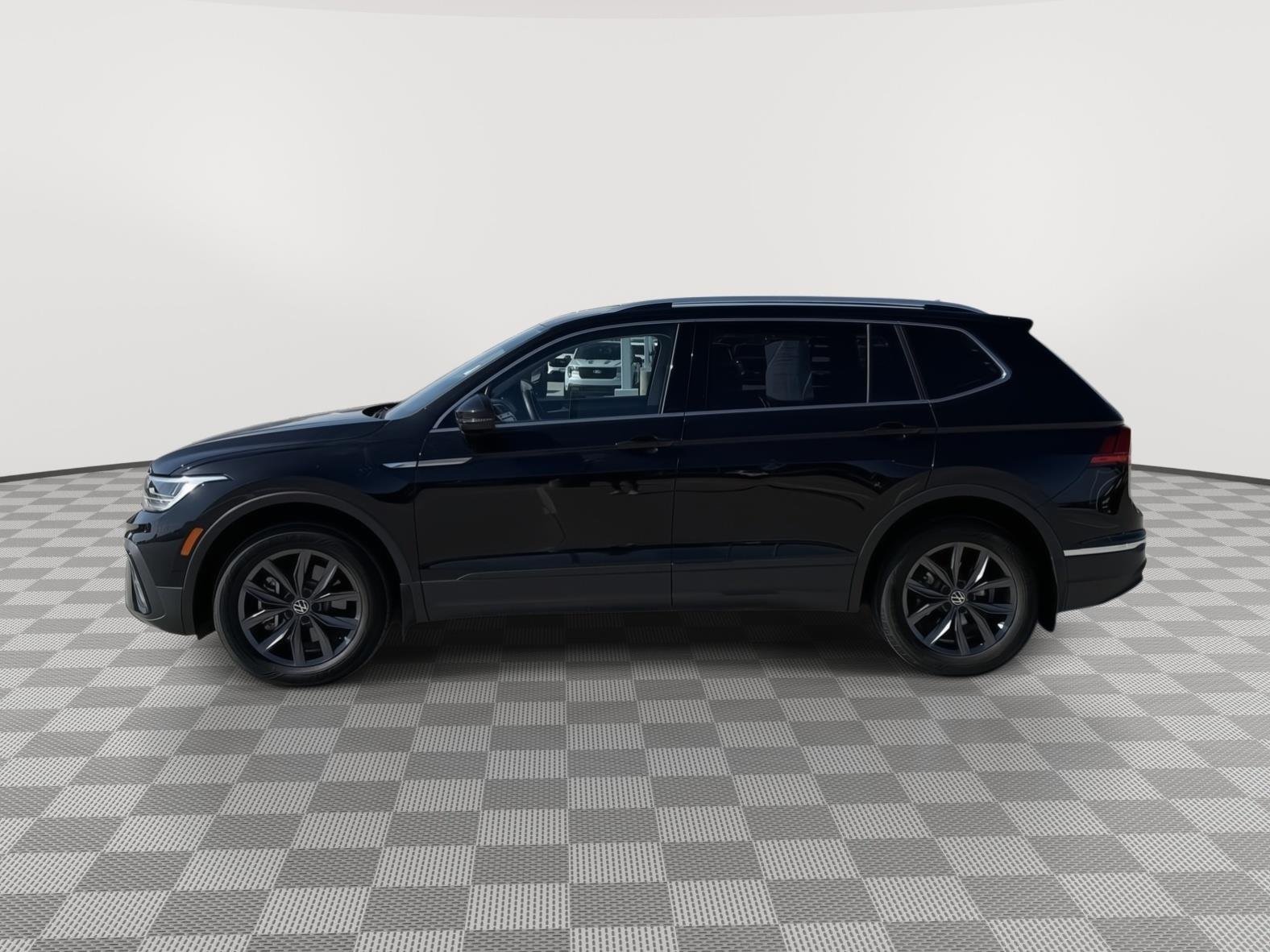 Used 2022 Deep Black Pearl Volkswagen SE image 4