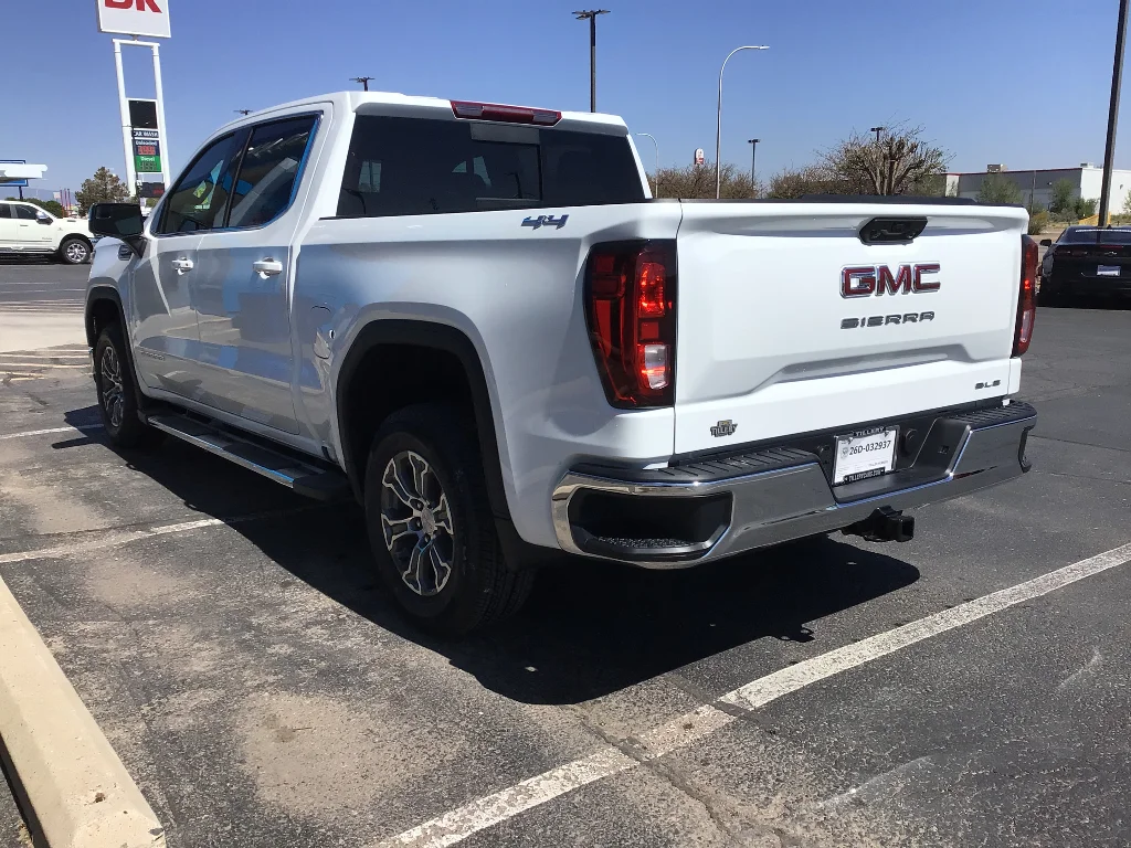 New 2026 Summit White GMC SLE image 4