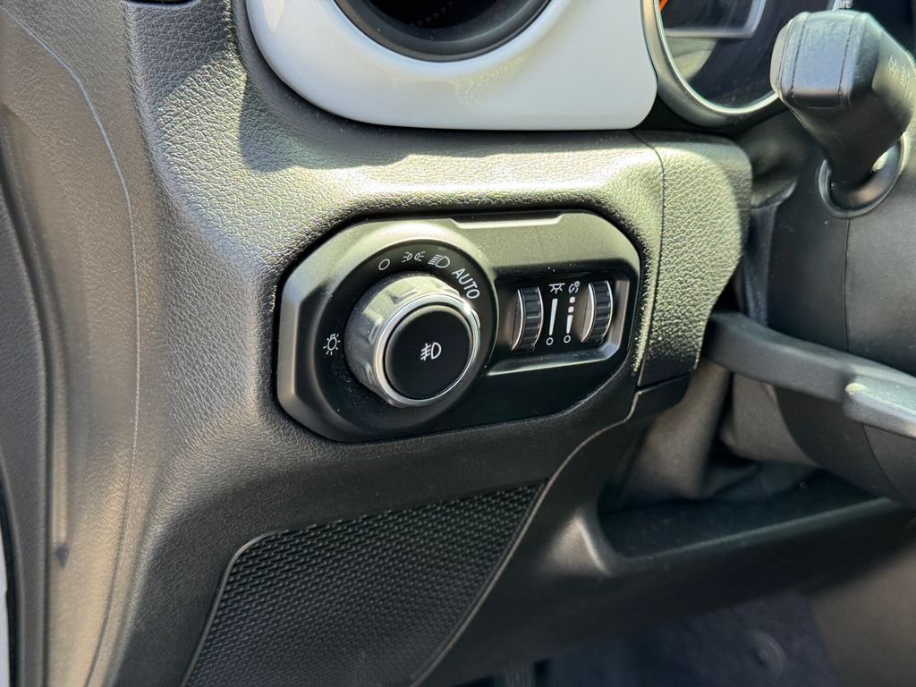 Used 2021 Silver Jeep Unlimited Sport image 11