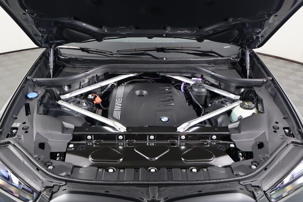 New 2026 Dravit Grey Metallic BMW xDrive40i image 9