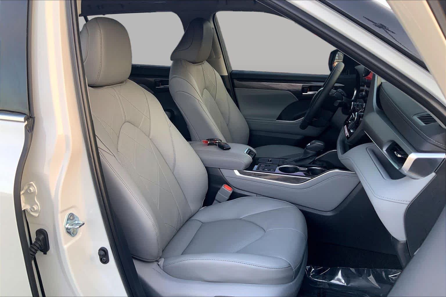 Used 2026 Wind Chill Pearl Toyota Hybrid Platinum image 9