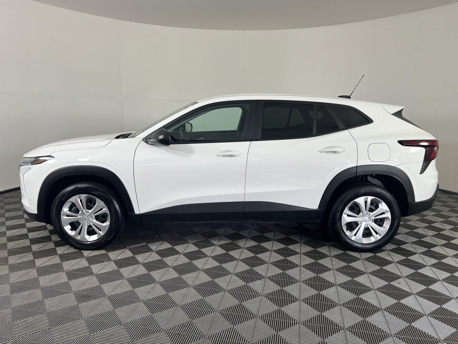 Used 2025 Summit White Chevrolet LS image 24