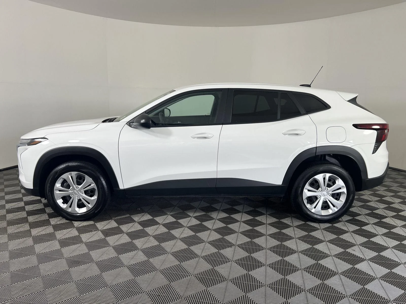 Used 2025 Summit White Chevrolet LS image 24