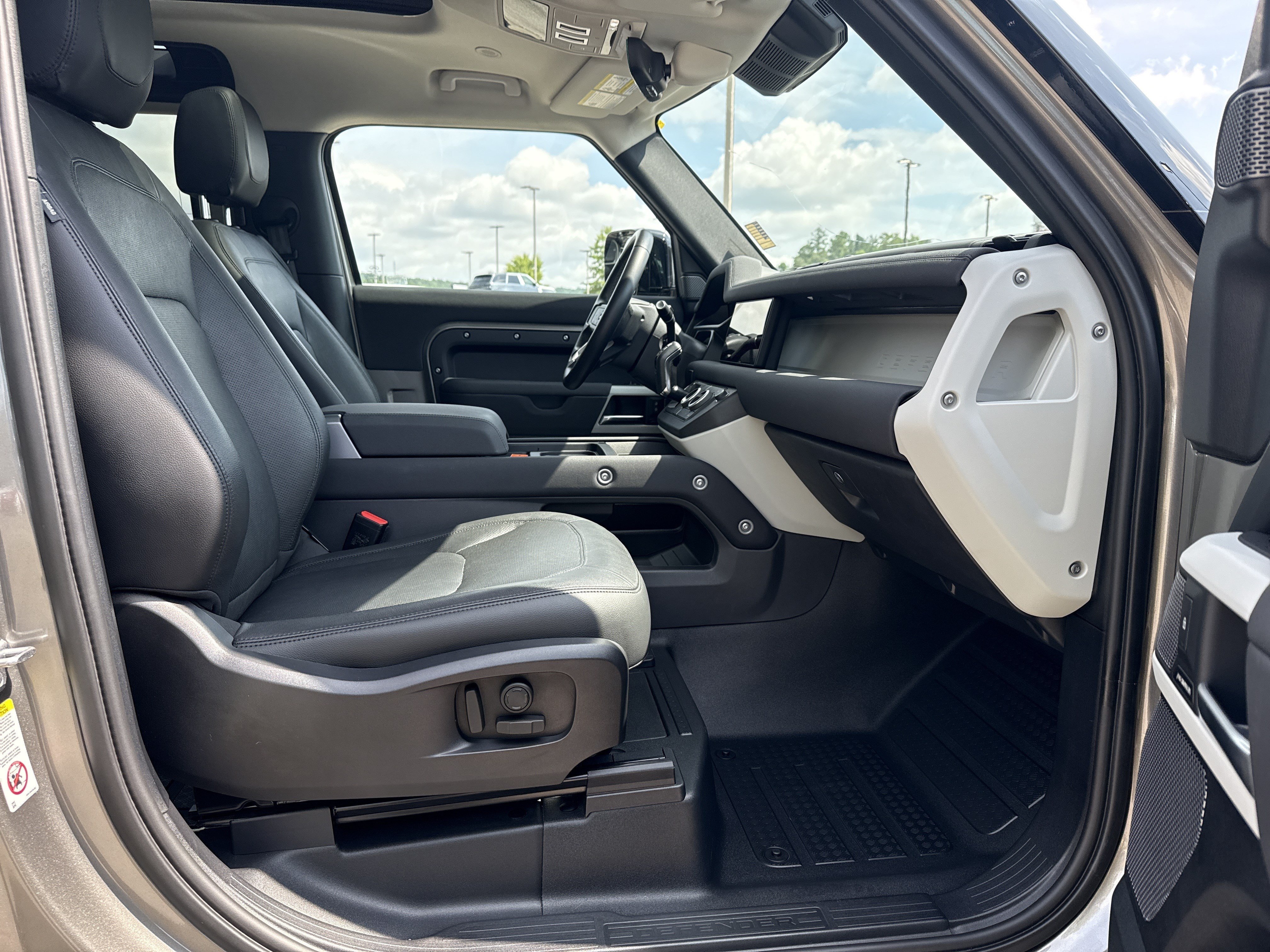 Used 2023  Land Rover S image 17