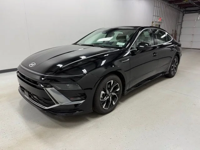 Certified Used 2025 Black Hyundai SEL image 1