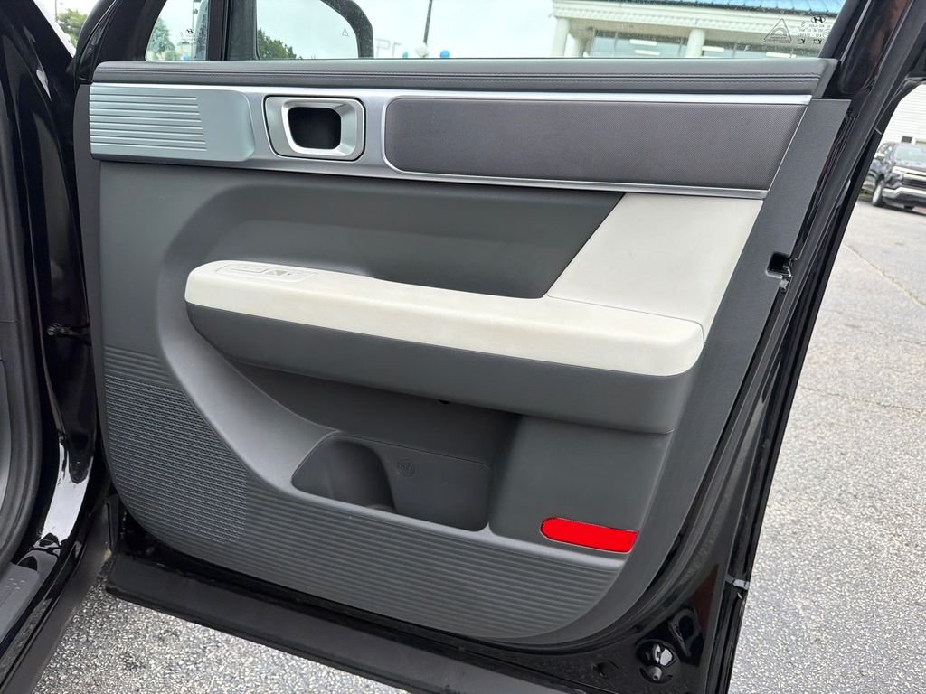 Used 2025 Black Hyundai SE image 14