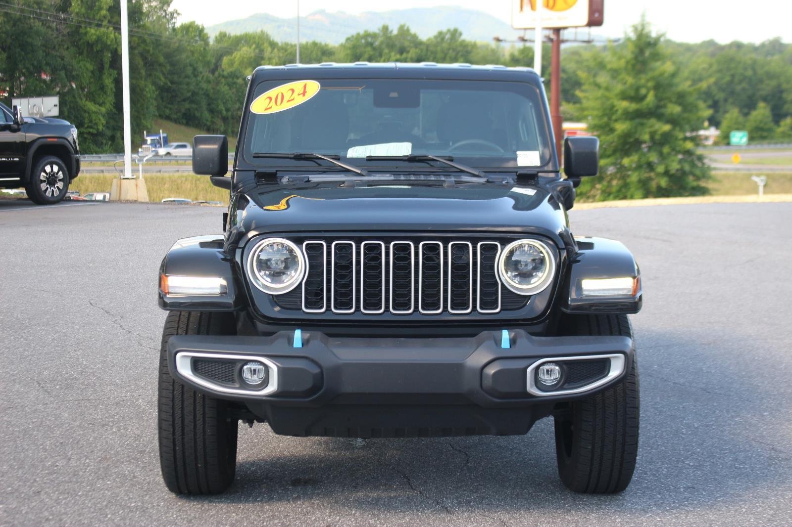 Used 2024  Jeep Sahara image 2
