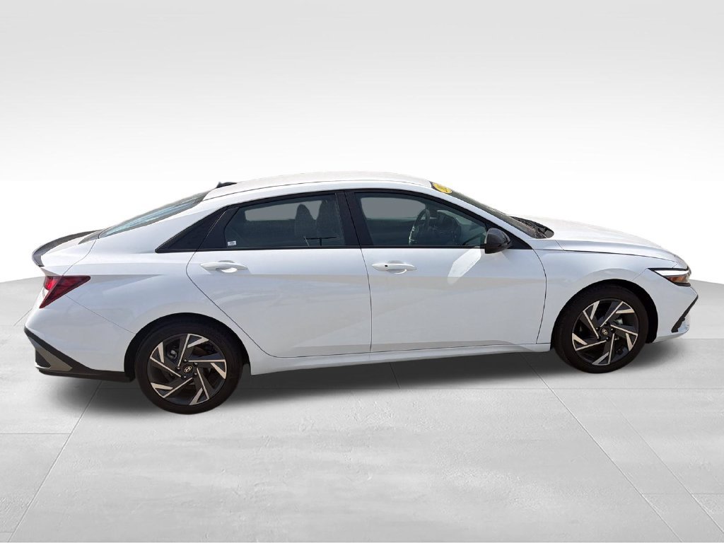 Used 2025 White Hyundai SEL Sport image 6