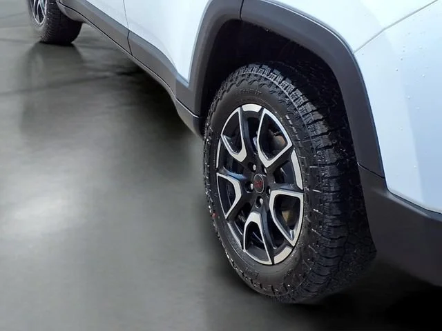 Used 2025  Jeep Trailhawk image 22