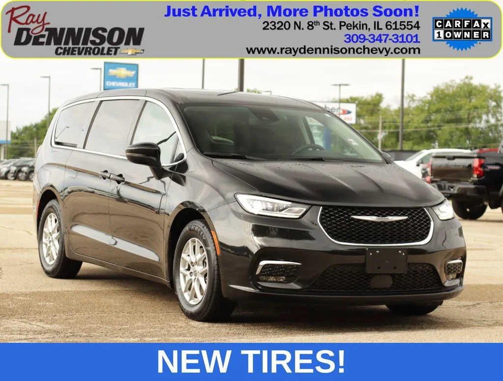 2023 Chrysler Pacifica Touring L's photo