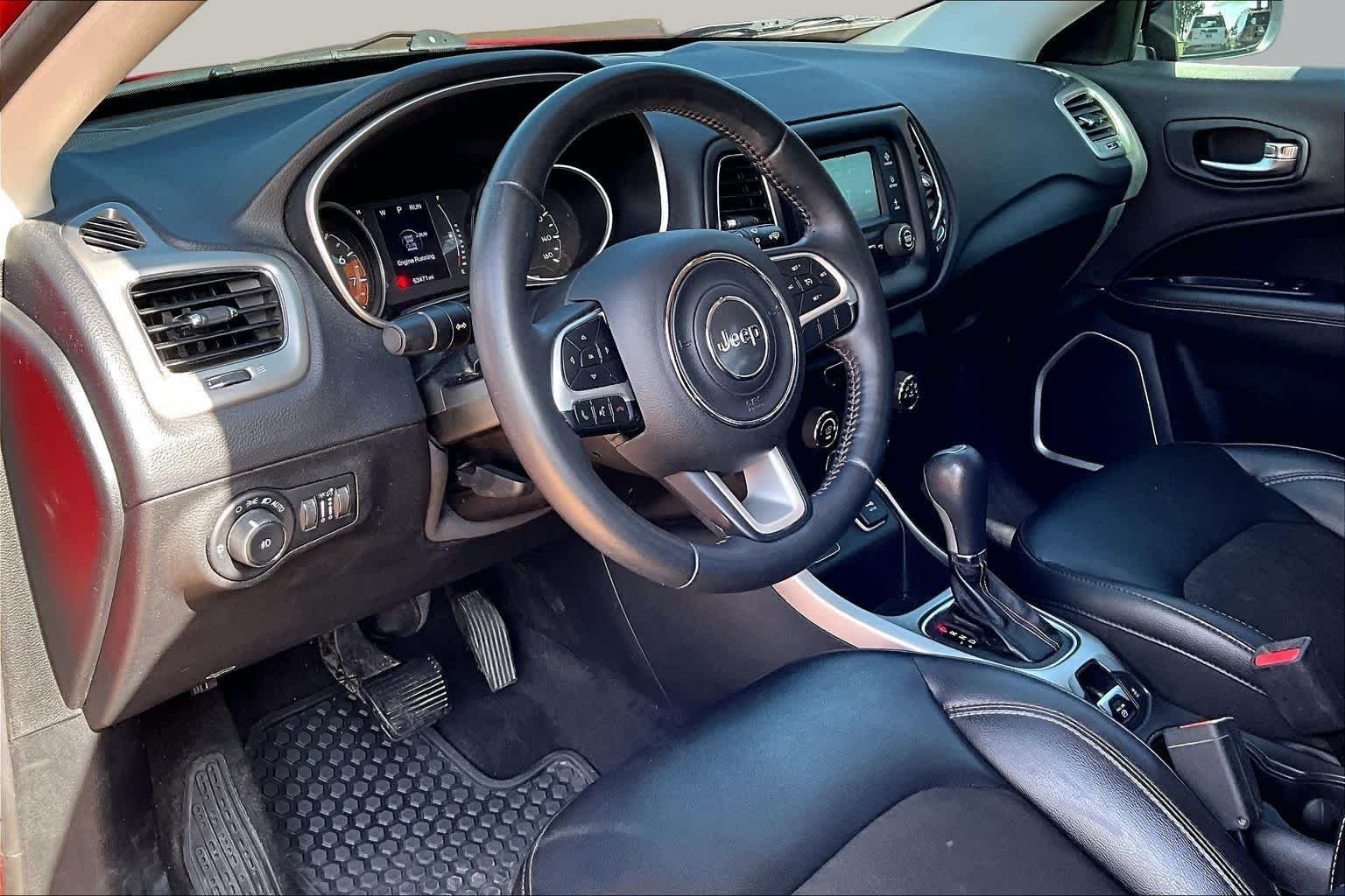 Used 2018 Redline Pearlcoat Jeep Latitude image 16