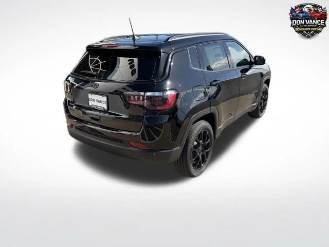 New 2026 Diamond Black Crystal Pearlcoat Jeep Latitude image 5