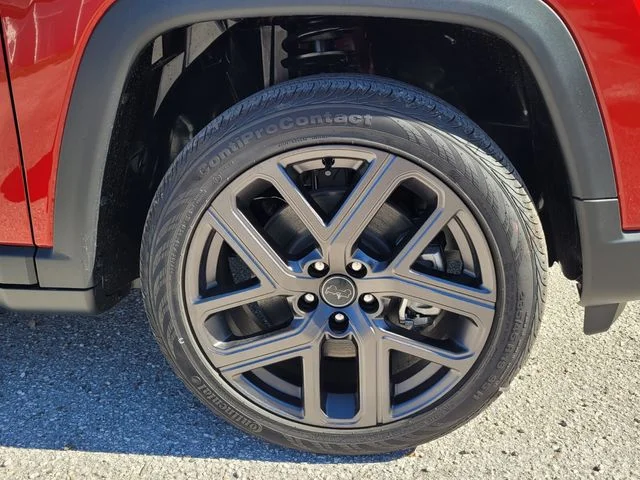New 2026 Red Hot Pearl-Coat Exterior Paint Jeep Latitude image 9