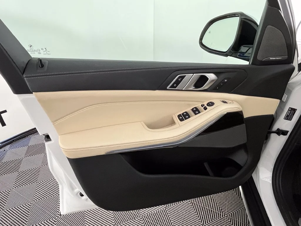 Used 2021 White Metallic BMW xDrive40i image 24