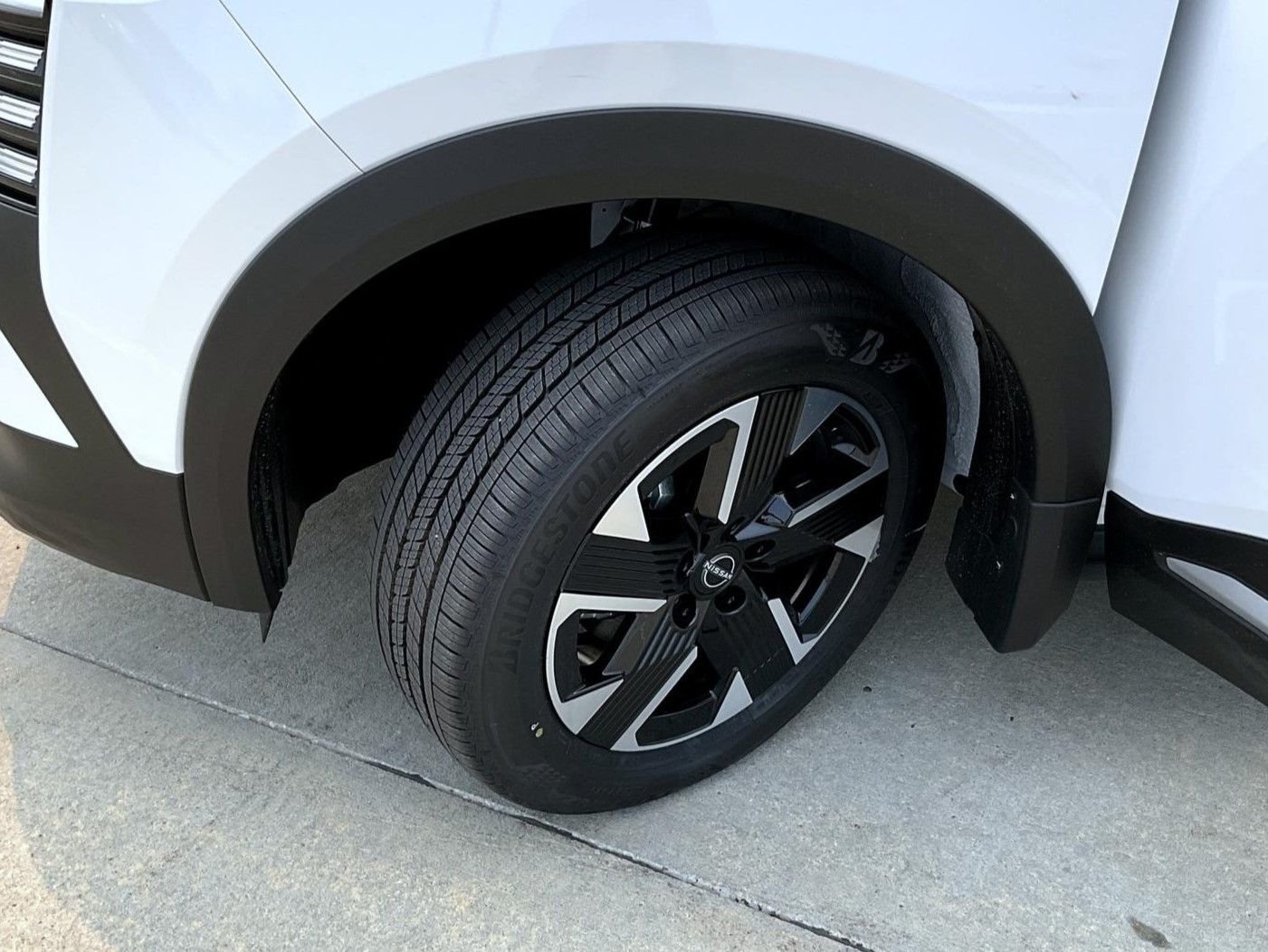 New 2026 Aspen White TriCoat / Super Black Two-tone Nissan SV image 24
