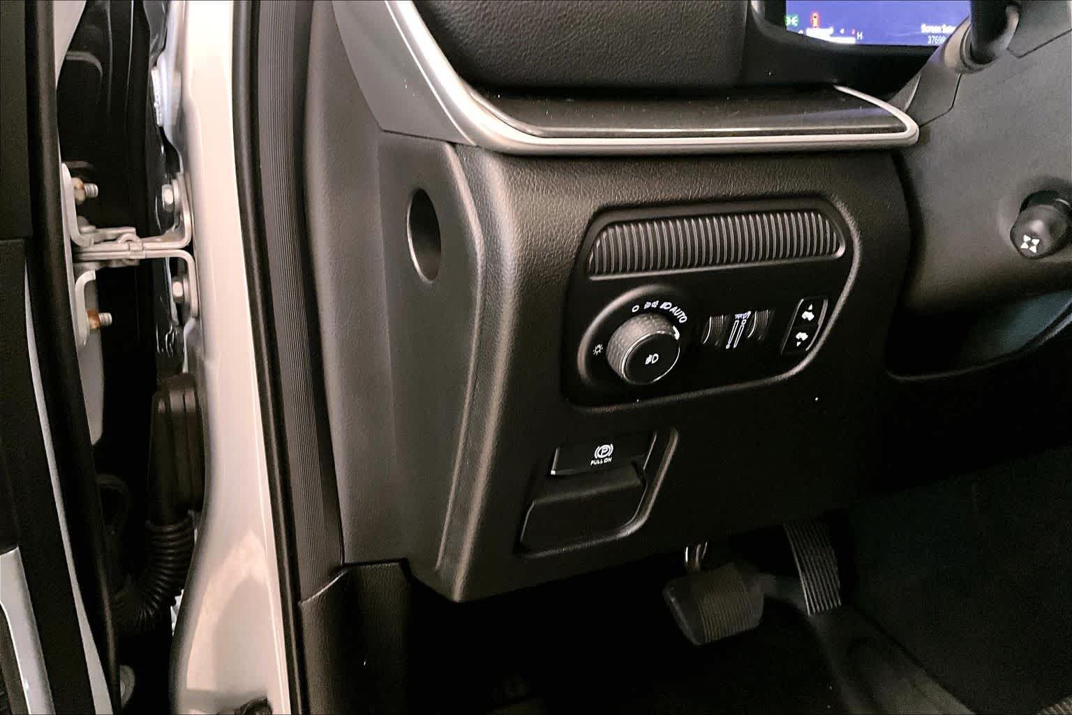 Used 2023 Silver Zynith Jeep  image 30