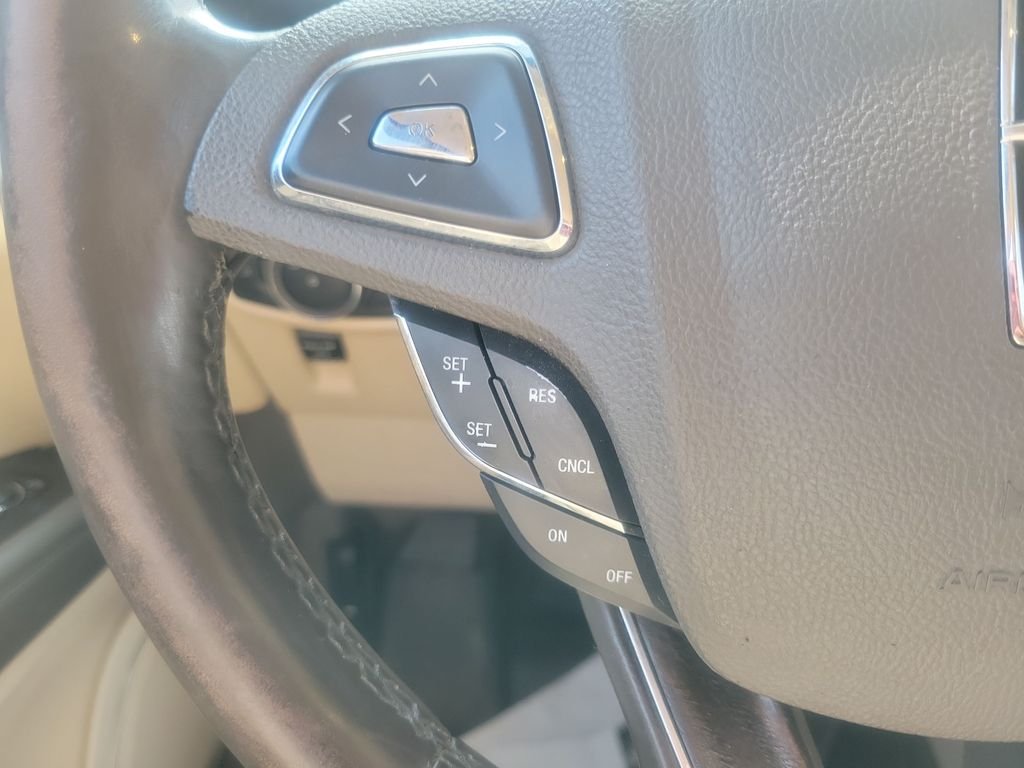 Used 2016 Red Lincoln Reserve image 19
