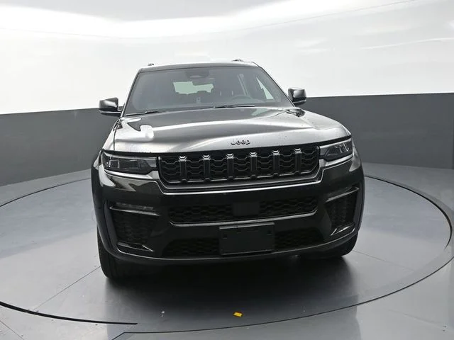New 2026 Diamond Black Crystal Pearlcoat Jeep Limited image 4