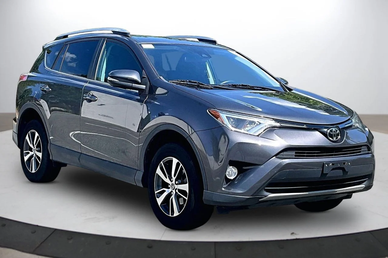 Used 2018 Gray Toyota XLE image 2