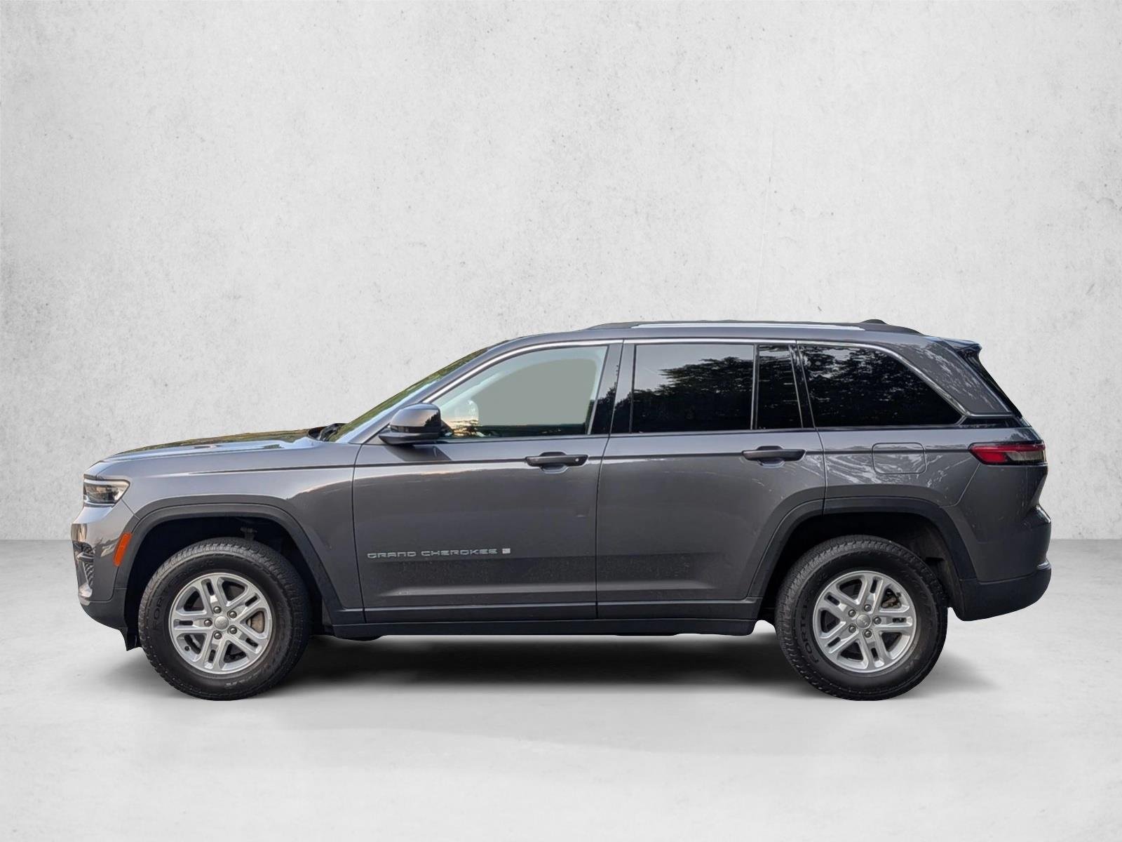 Used 2023 Baltic Gray Metallic Clearcoat Jeep Laredo image 9