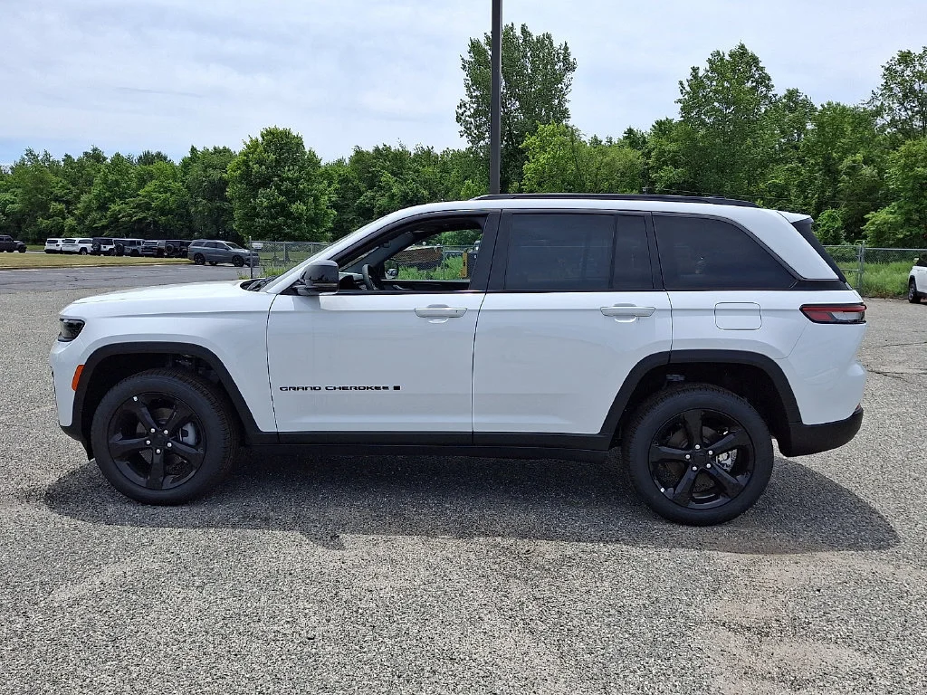 New 2026 Bright White Clear-Coat Exterior Paint Jeep Limited image 5