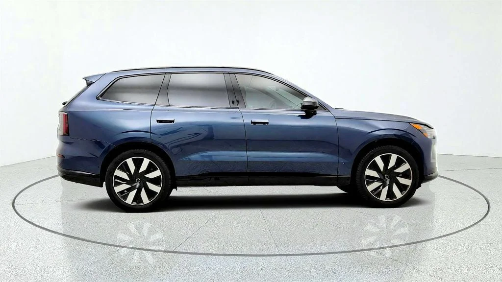 Used 2025 Denim Blue Metallic Volvo Twin Motor Plus 7-Seater w/ Tow Bar Hitch image 4