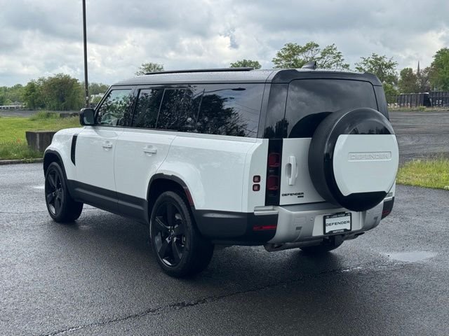 Used 2023 Fuji White Land Rover SE image 3