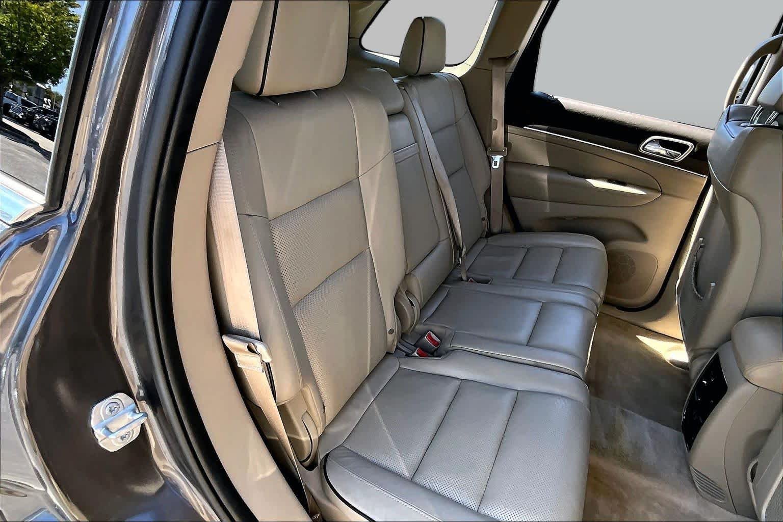 Used 2017 Granite Crystal Metallic Clearcoat Jeep Overland image 21