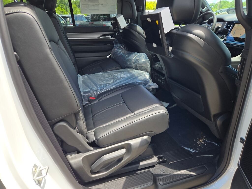 New 2026 Bright White Clear-Coat Exterior Paint Jeep Limited Reserve image 11