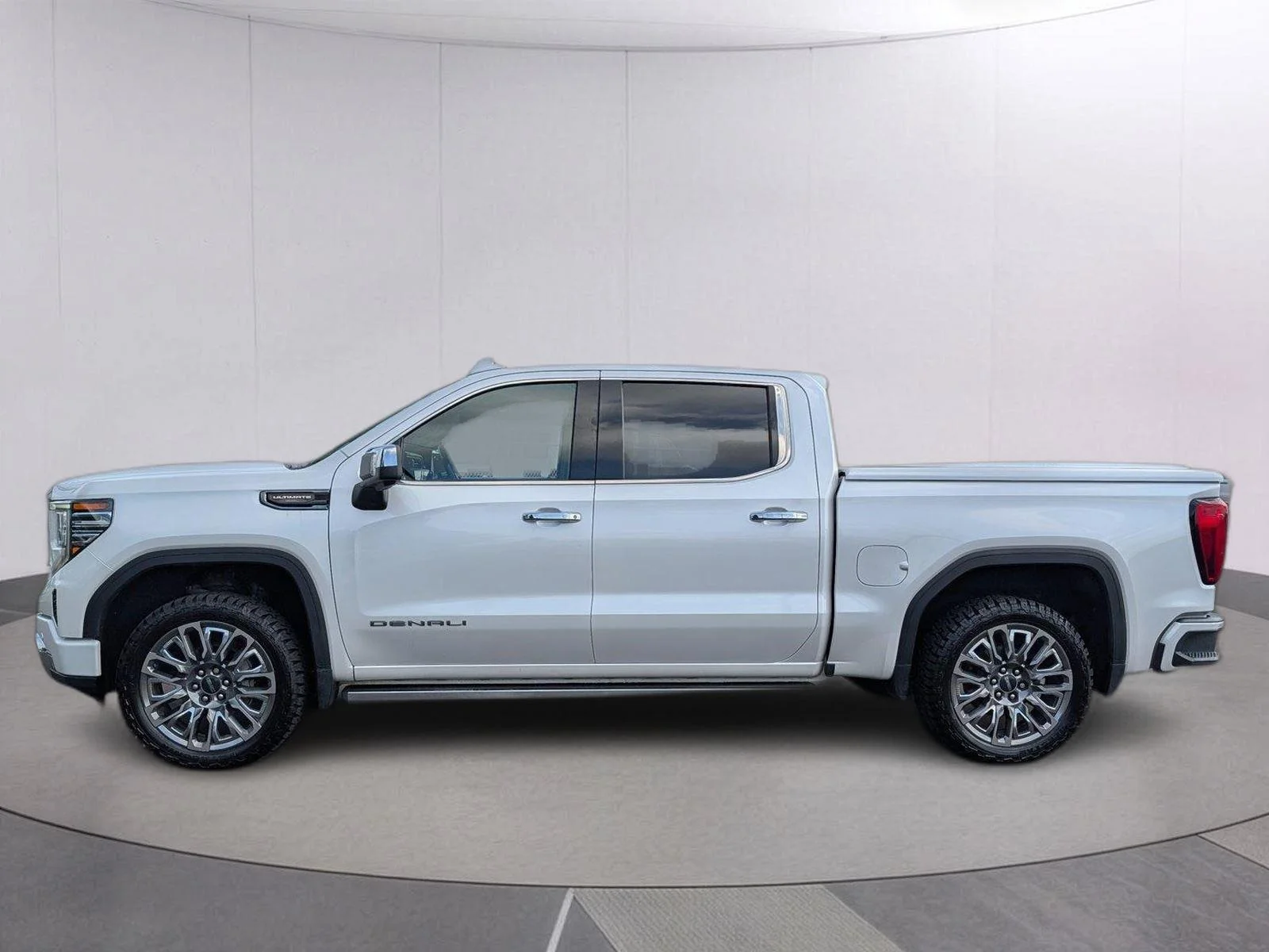 Used 2023 White Frost Tricoat GMC Denali Ultimate image 2