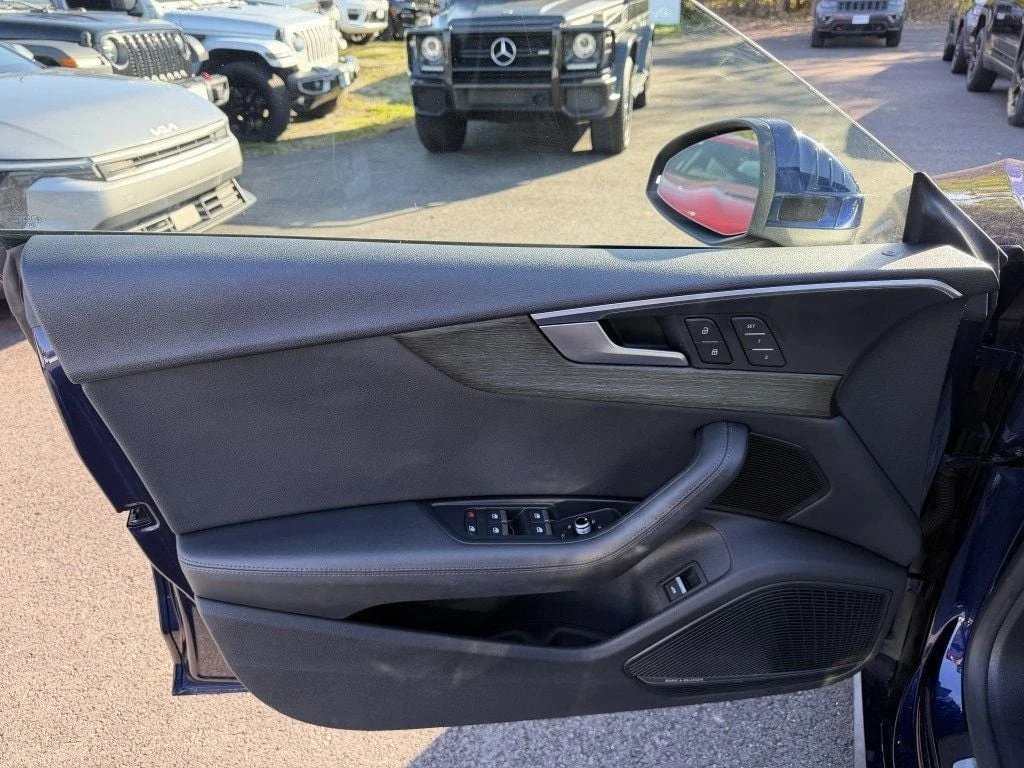 Used 2019 Navarra Blue Metallic Audi  image 8