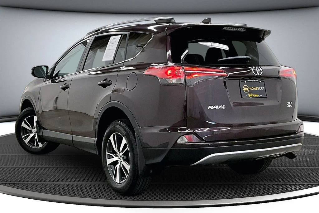 Used 2018 Black Toyota XLE image 4