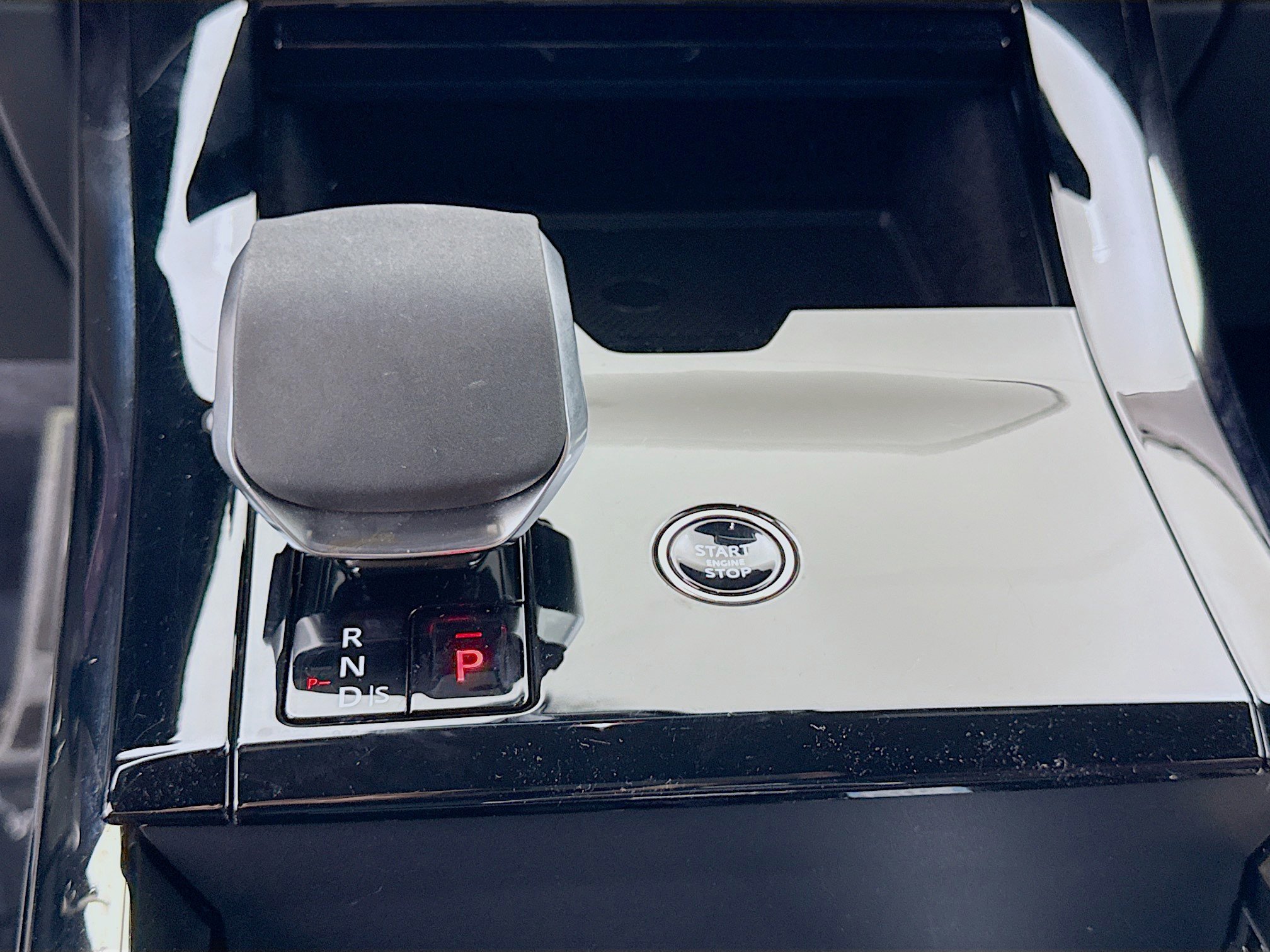 Used 2025 White Land Rover Dynamic SE image 17