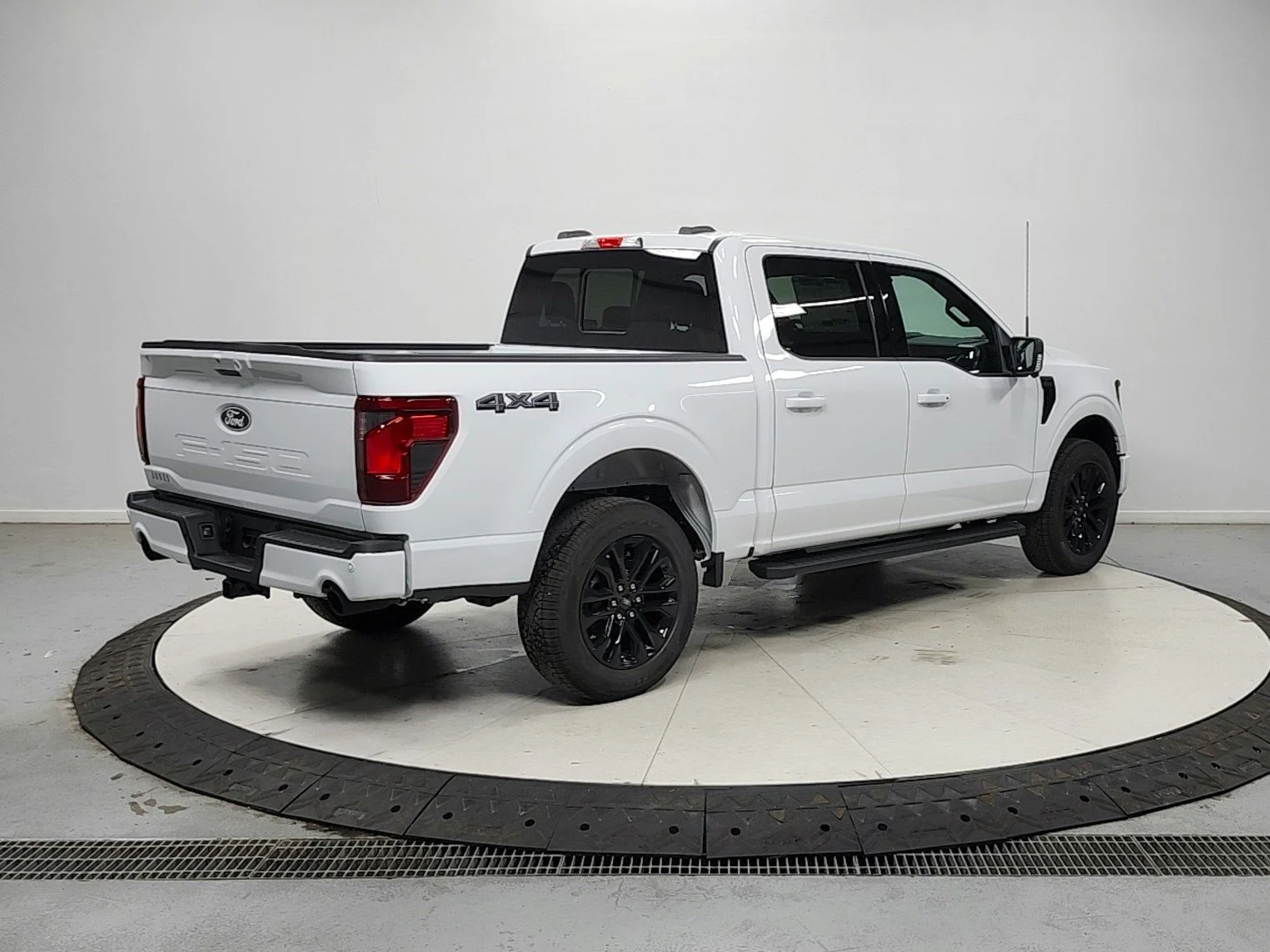 New 2026 Oxford White Ford XLT image 8