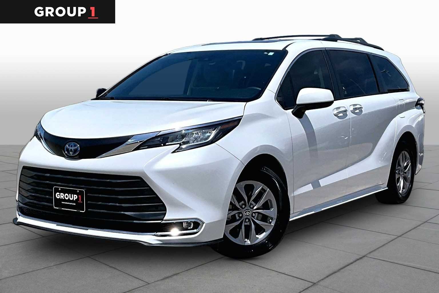2022 Toyota Sienna XLE 8-Passenger Hybrid FWD's photo