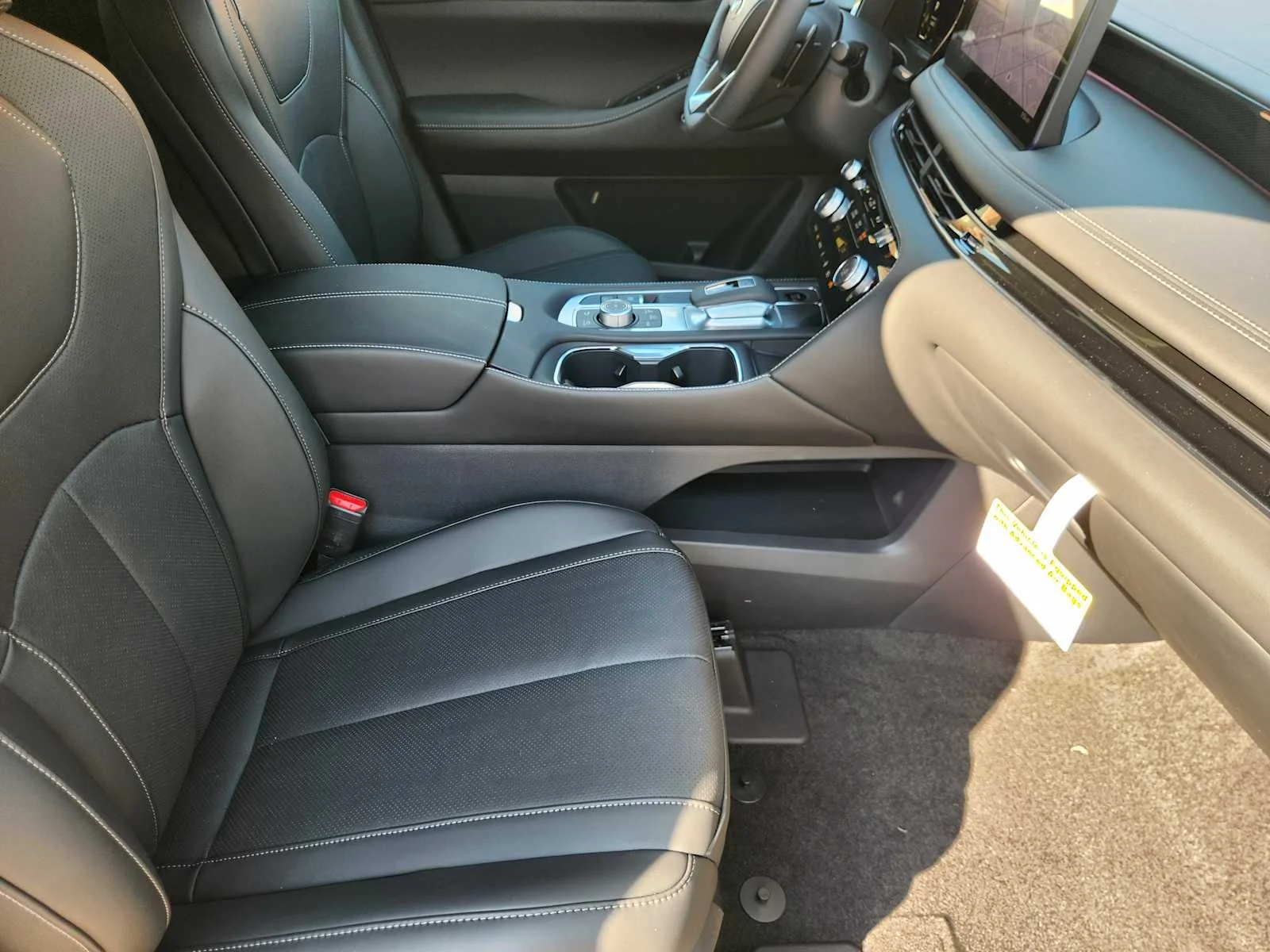 New 2027 2T RAD WHT INFINITI Sport AWD image 9