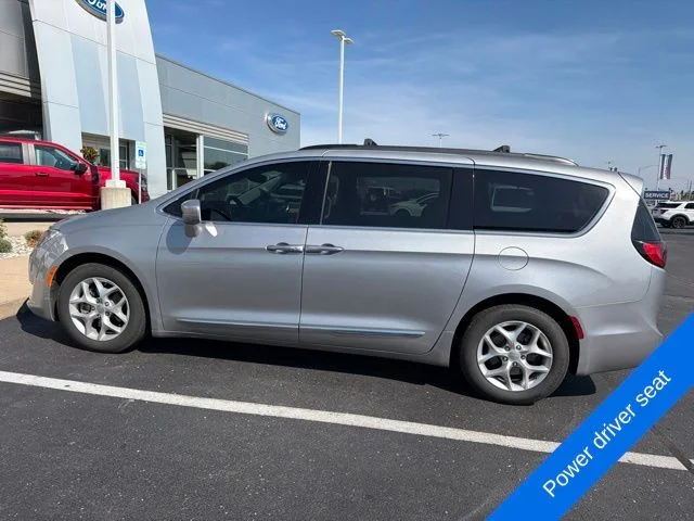 Used 2017 Billet Silver Metallic Clearcoat Chrysler Touring L image 9