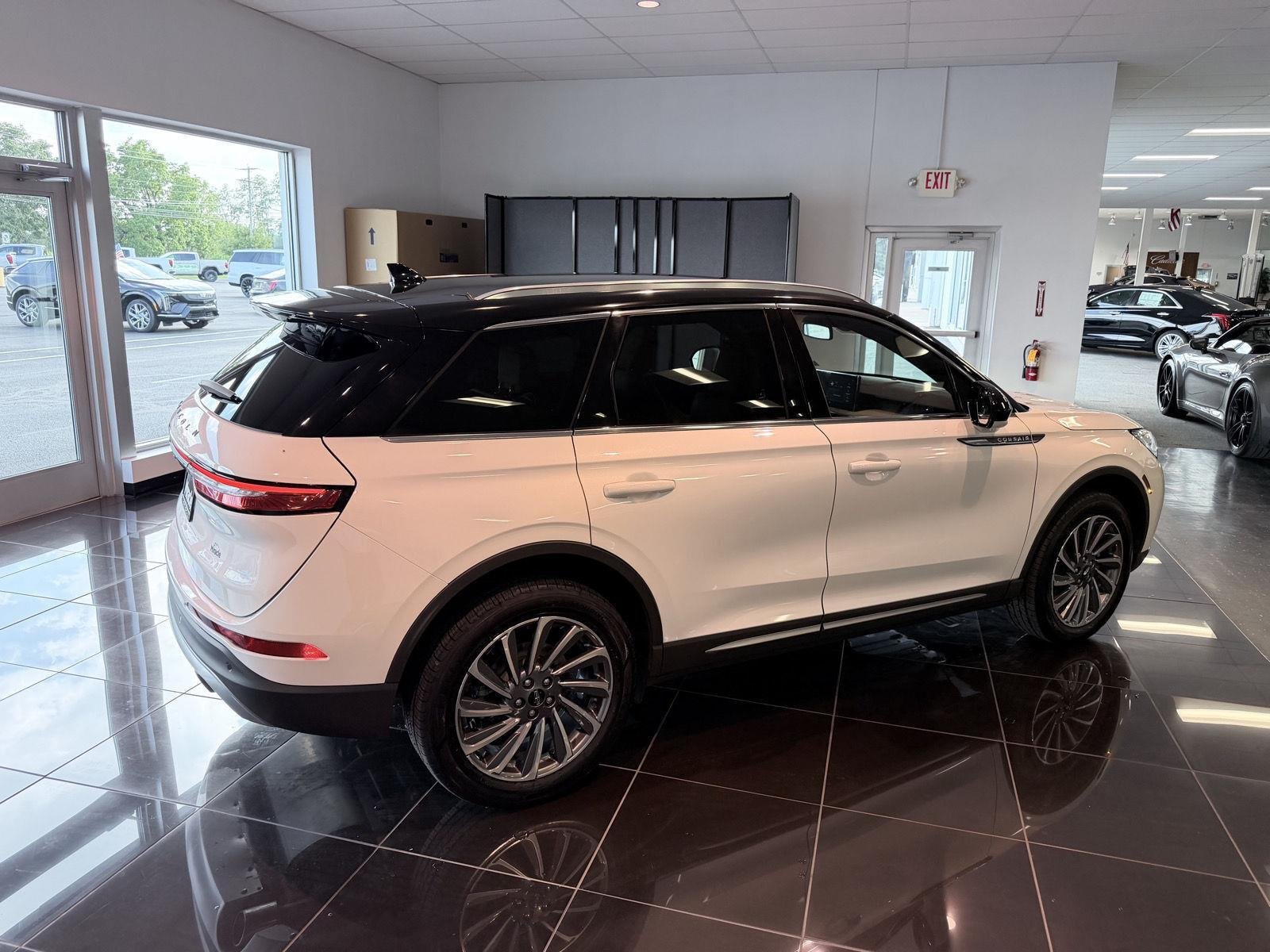 Used 2023 Pristine White Me Lincoln Reserve image 4