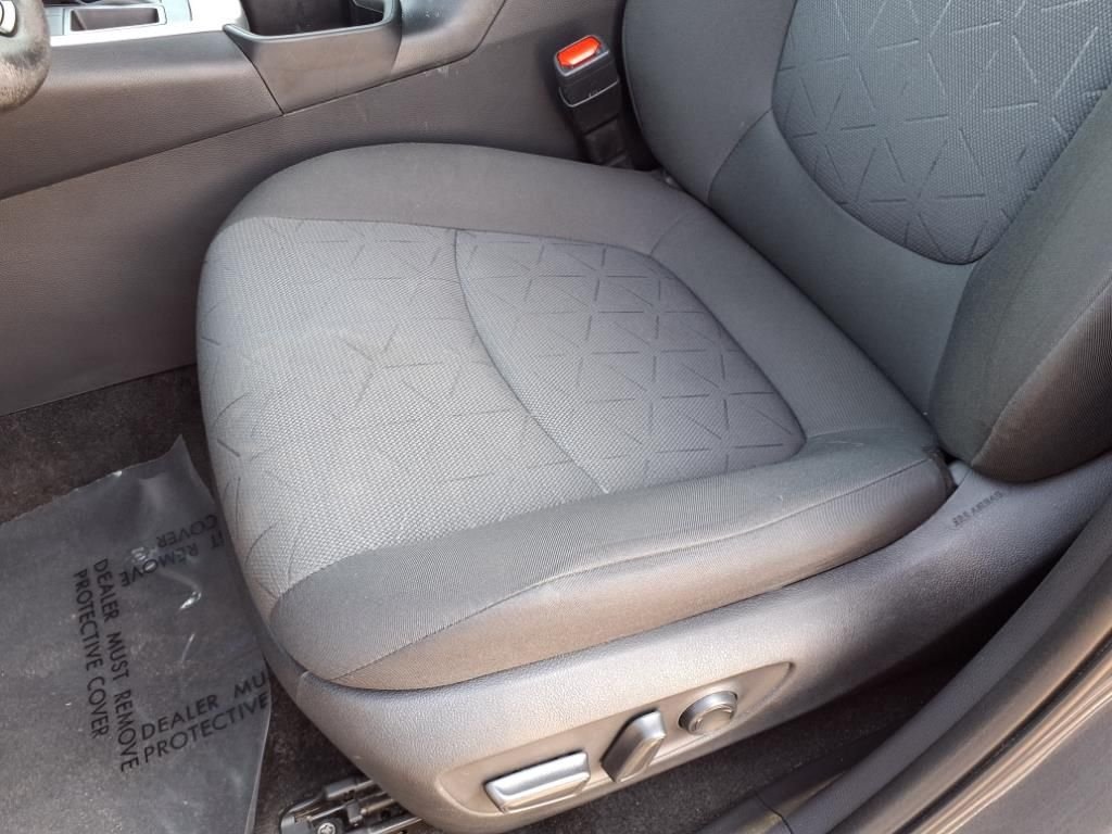 2022 Toyota RAV4 XLE - Photo 14