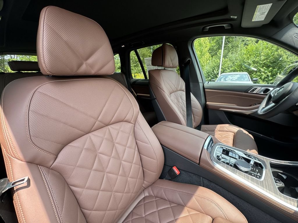 New 2026 Carbon Black Metallic BMW xDrive50e image 27