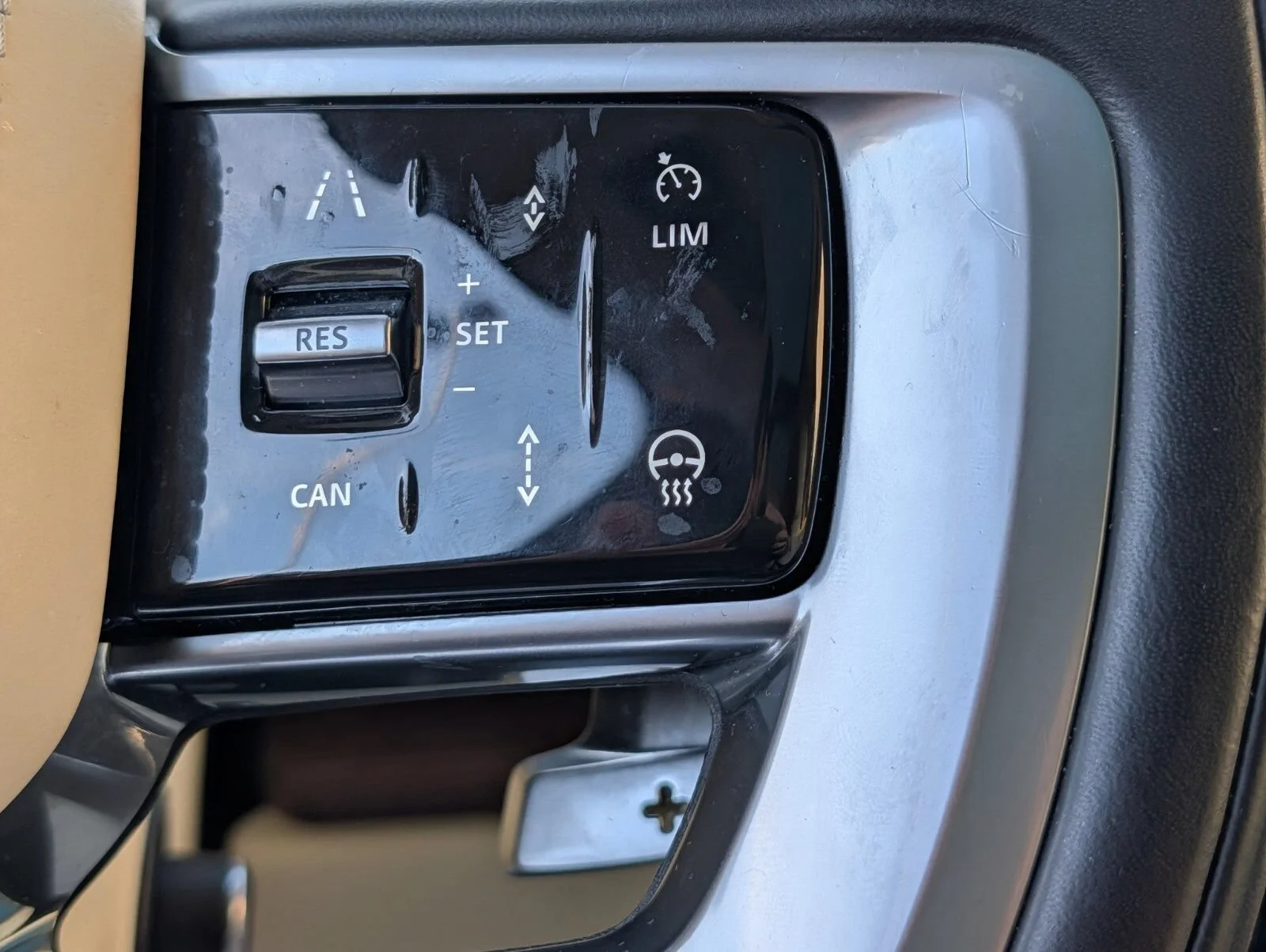 Used 2023  Land Rover SE image 23