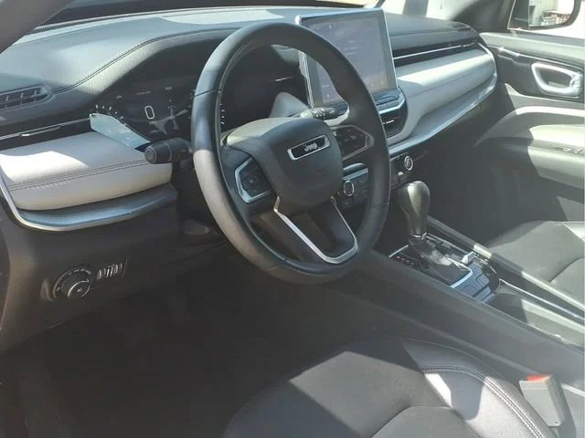 Used 2025  Jeep Limited image 8