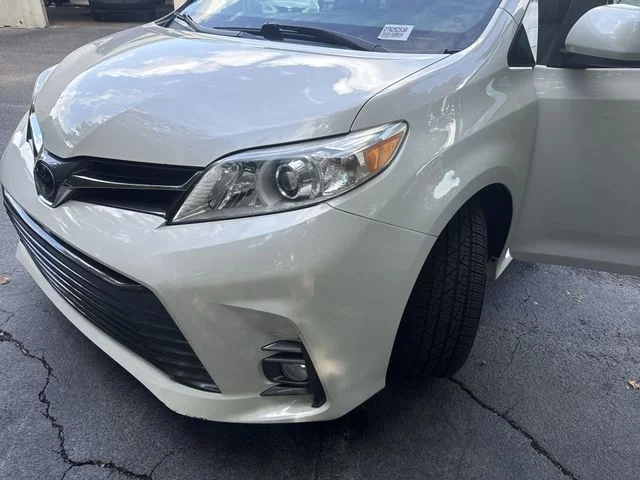 Used 2018 White Toyota XLE image 35