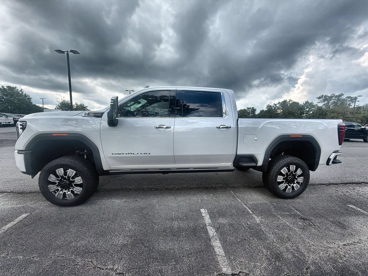 Used 2024 White Frost Tricoat GMC Denali image 5