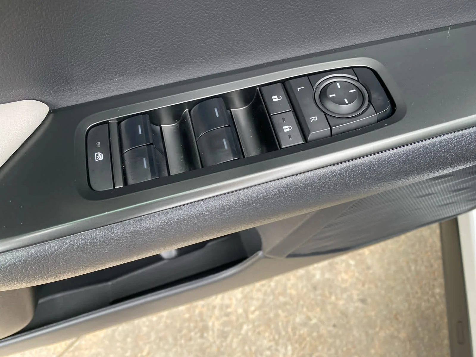 Used 2025  Lexus UX 300h image 7