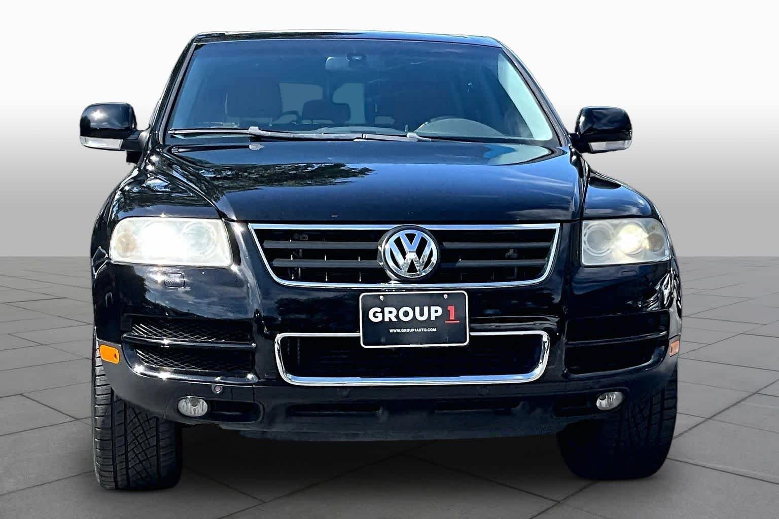 Used 2006 Black Volkswagen 4.2L V8 image 4