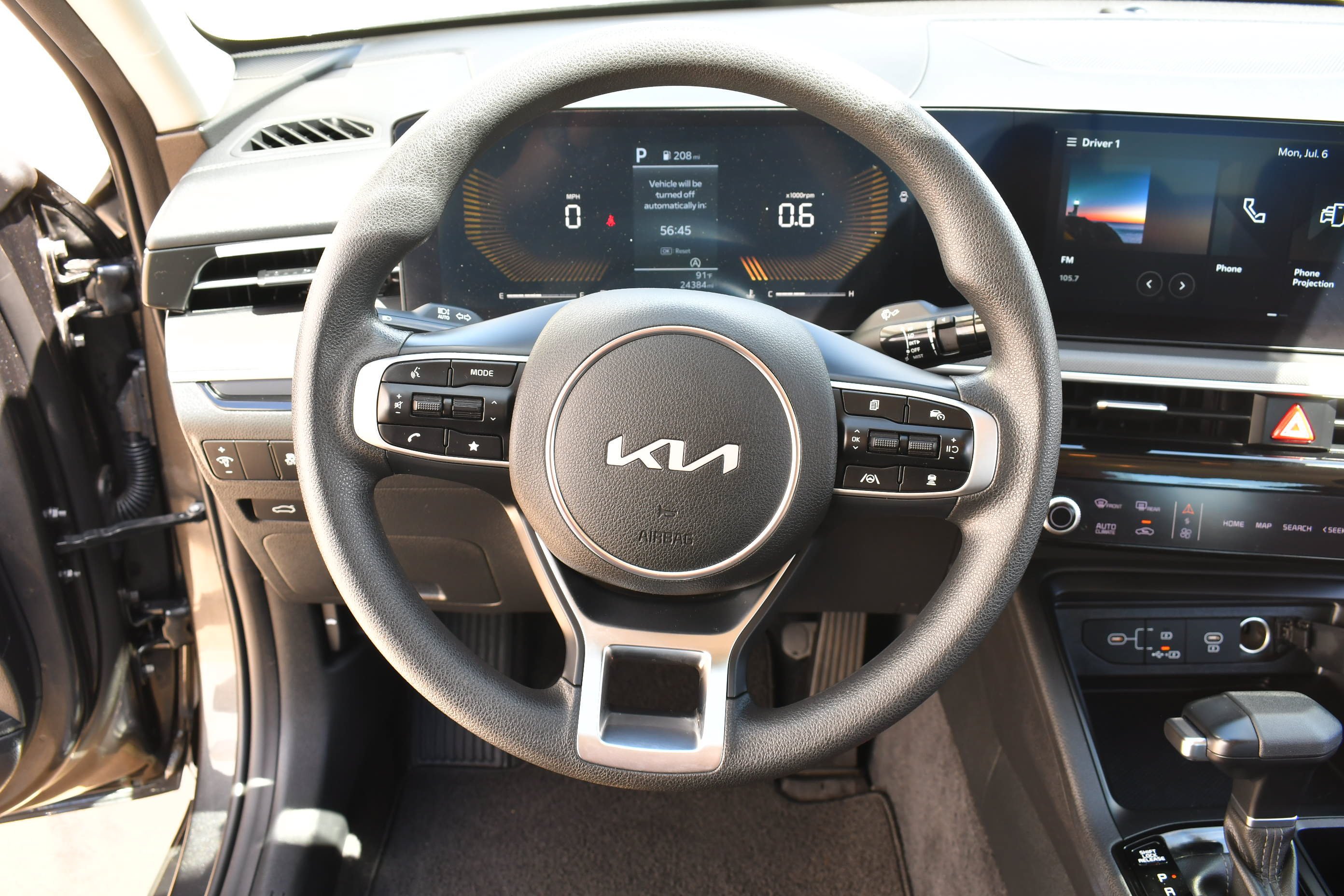 2025 Kia K5 LXS - Photo 18