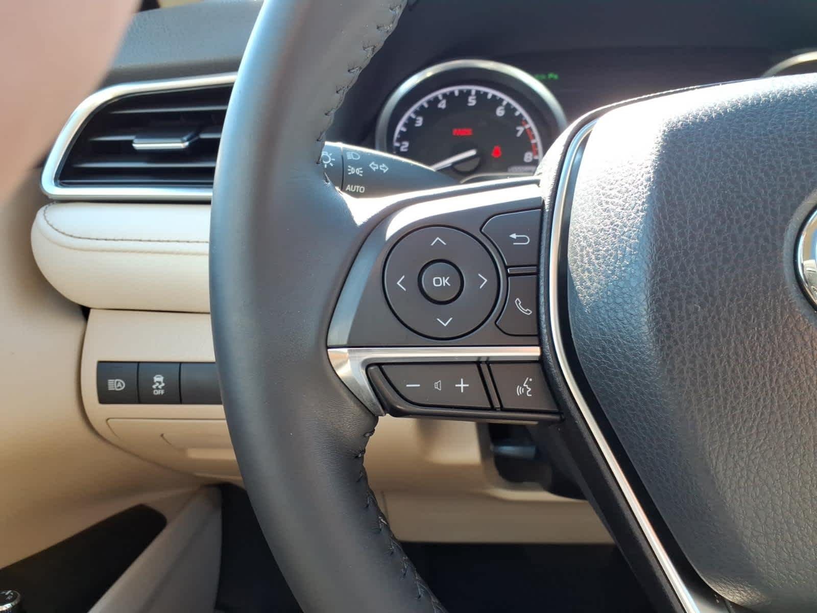 Used 2018 Super White Toyota XLE V6 image 21