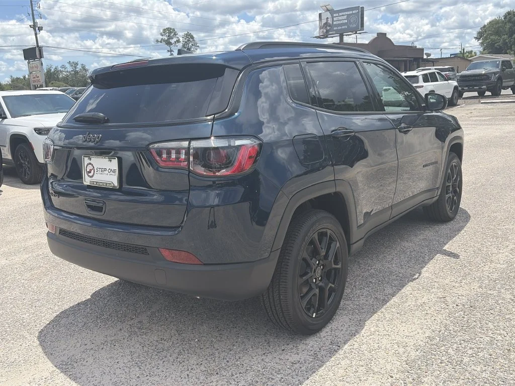New 2026 Fathom Blue Pearl-Coat Exterior Paint Jeep Latitude image 6